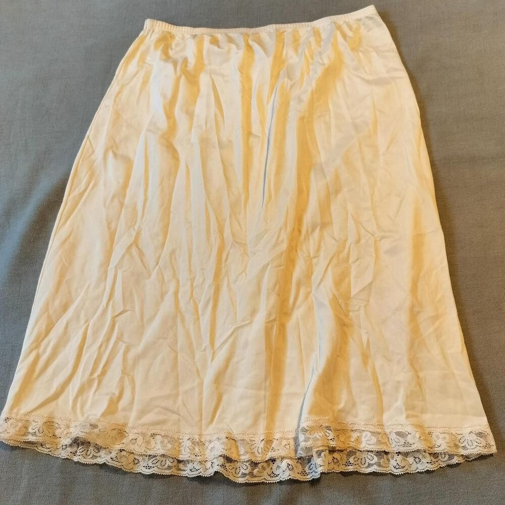 4/$20 Lorraine vintage nylon slip lace trim cream size Medium
